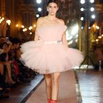 Kendall Jenner desfilando con el vestido de tul rosa más famosos de la colección.