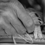 Las alpargatas son el calzado de moda y cada vez son más los diseñadores españoles que reinventan el modelo clásico. No obstante, que sean tendencia no quiere decir que no tengan un pasado. Para quienes no conocen la historia de las alpargatas, a continuación, contamos algunos detalles y la razón por la que este calzado tan popular llega a nuestros días.   Su origen conocido se remonta al antiguo Egipto, de donde son las alpargatas. Los primeros fabricantes de alpargatas en España ofrecieron los prototipos de este calzado tan peculiar hace cuatro mil años, nada más y nada menos. Para más datos, aquellas alpargatas antiquísimas se atesoran hoy en el Museo Arqueológico de Granada. Se trataba, como en la actualidad, de un calzado liviano, con suela de cuerda (yute o soga) y diseño en lona. 